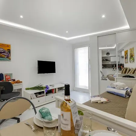 Old Town 50m And Shop Apartamento Menton
